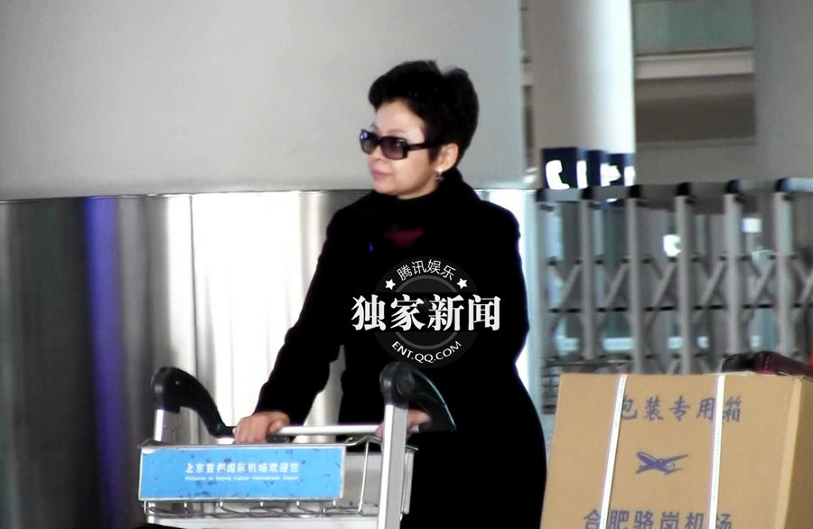 董文华回京神采奕奕+一路笑容满面[组图]--人民