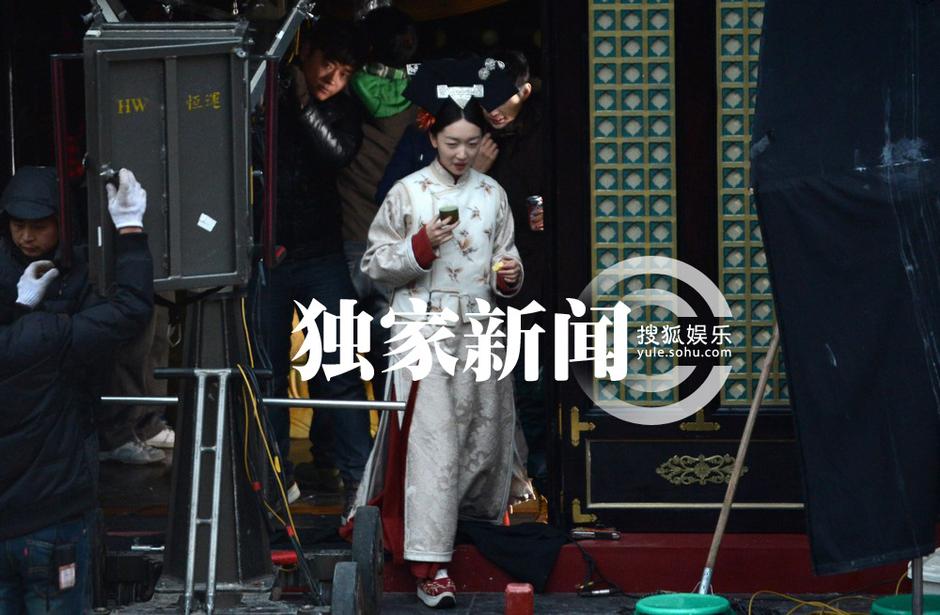 周冬雨横店拍戏悠然自得 宫女装扮避走粉丝