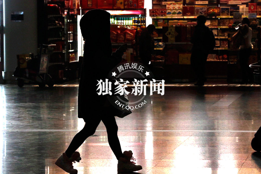 谢娜离京穿透肉丝袜吊带裙 谈孕色变面无表情