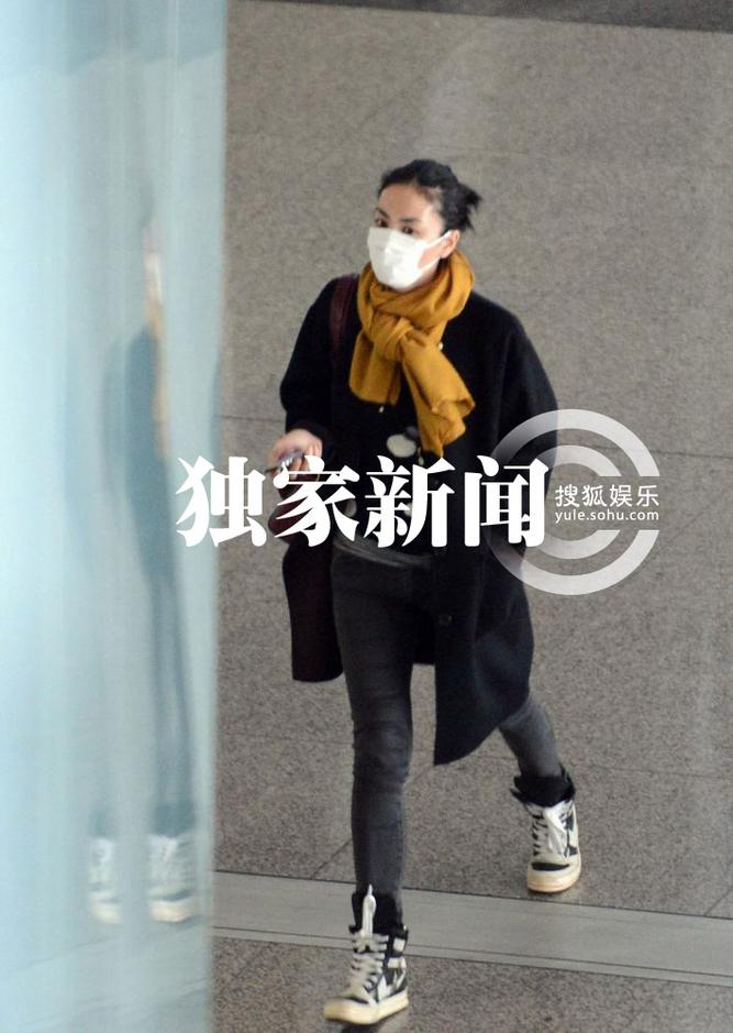 日前,记者在首都机场遇见从外地回京的王菲,只见她一身穿戴搭配的潮范