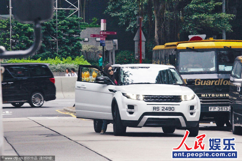 熊黛林失恋似饥渴狂揩油 捏<em>女同事臀部</em>性向成
