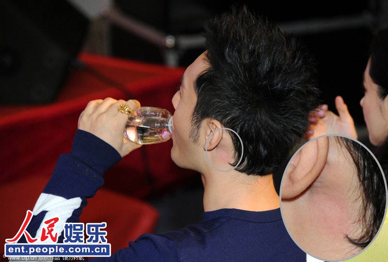 <em>黄晓明</em>现红印疑baby留爱痕 徐若瑄内衣隐现走