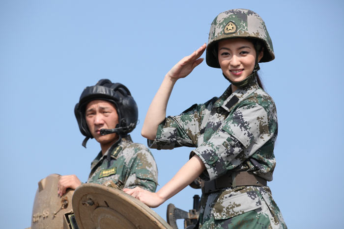 央视主持人李蜜化身<em>最美女兵</em> 英姿飒爽开战车