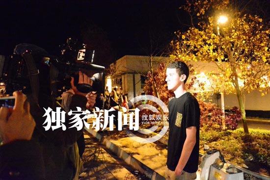 现场直击保罗沃克车祸后现场 影迷在事发地哀