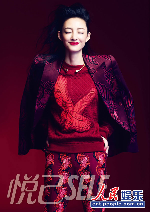 高清:王丽坤《悦己》大片曝光 情迷圣诞红 - 时