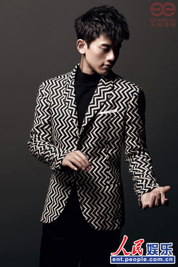 张杰新年大片魅力来袭 彰显成熟的男人味