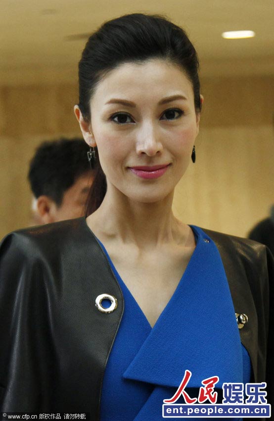 高清:"冻龄"李嘉欣与老公十指紧扣 为爱驹打气