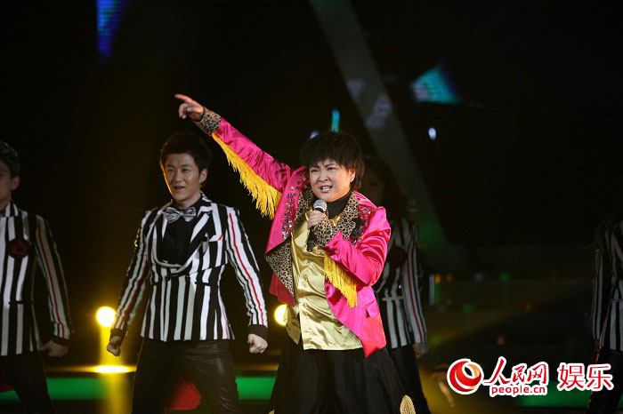 贾玲百变假唱《倍儿爽》 大张伟自黑(图)