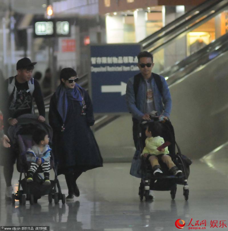 邓超孙俪 携爱 子现身机场 一家三口其乐融融-中