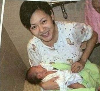 姚晨晒儿子<em>吃奶</em>照 女星亲子照温情爆棚(图)- 中