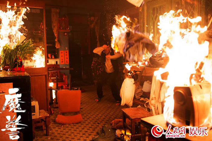 《魔警》曝张家辉重口"火烧人"剧照 容貌震撼人心