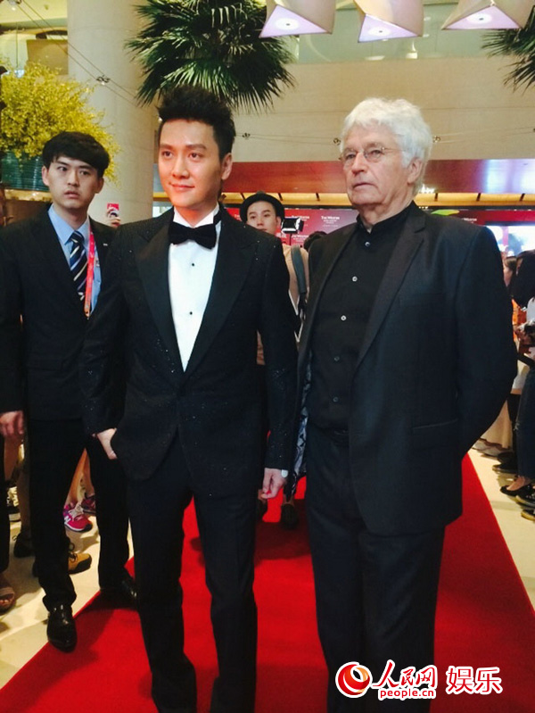 冯绍峰亮相上海国际电影节 怀抱小狼展狼爸父