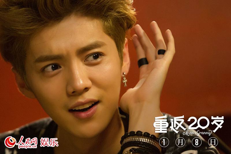 《重返20岁》首日票房2400万 人民日报、央视
