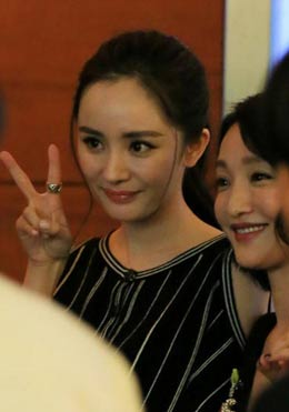 杨幂与周迅相拥比v卖萌 未受不雅视频影响出席派对/图