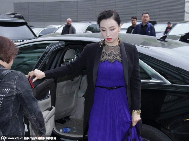  小陶红 乘专车现身优雅迷人 43岁皮肤光滑细腻