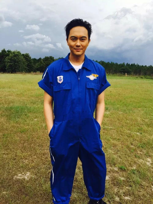 张智霖《冲上云霄》率队挑战18000英尺跳伞--人民网娱乐频道--人民网