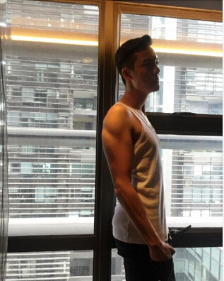  陈伟霆晒 侧面 帅照  倚靠窗前大秀结实肌肉(图)-