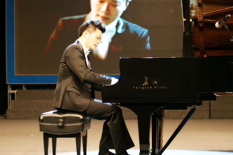 薛汀哲献礼大阅兵 音乐会巡演奏《黄河》--人民