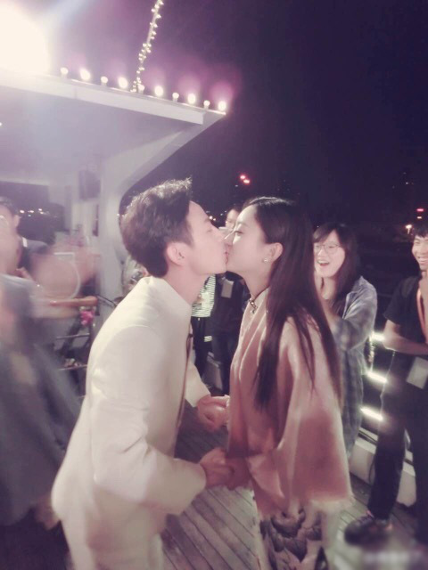 何炅赵丽颖激吻看傻路人 手机款狂拍场面堪比求婚