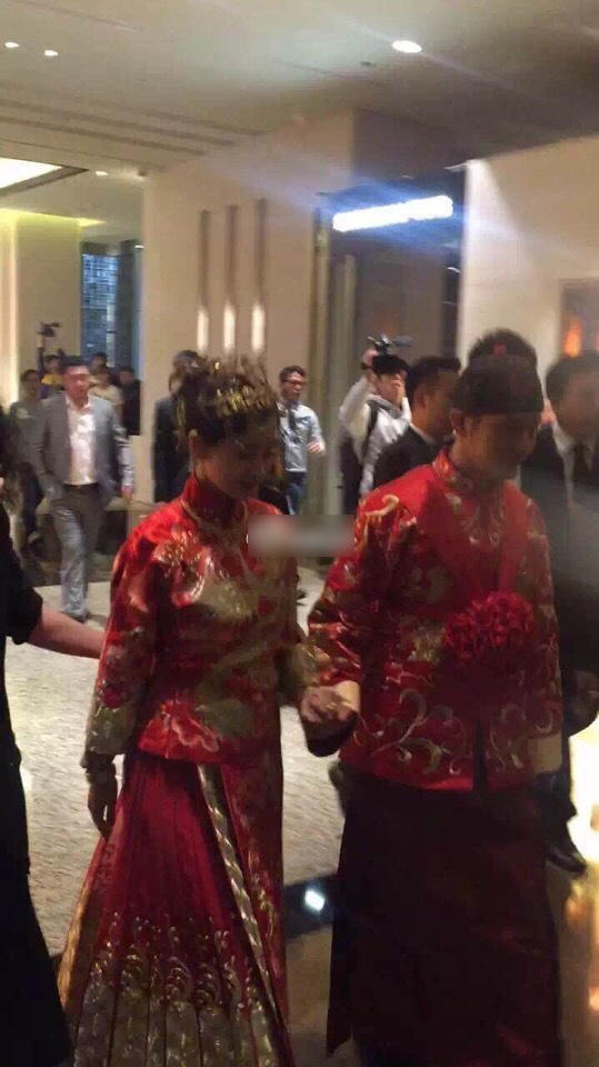 黄晓明Baby中式婚礼内景曝光 穿大红喜袍跪地