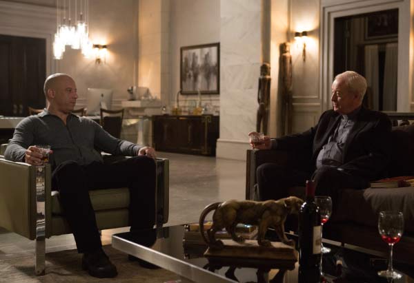 《最后的巫师猎人》曝剧照 范迪塞尔化身超级