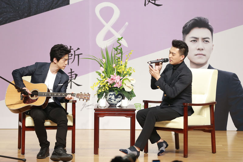 李健伴奏靳东罕见开嗓唱歌 "老干部"高校对谈青春 ...