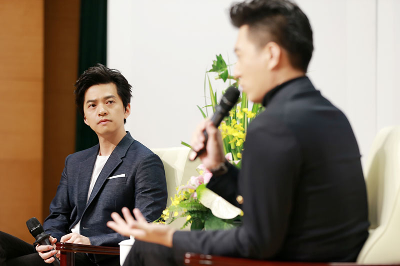 李健伴奏靳东罕见开嗓唱歌 "老干部"高校对谈青春 ...