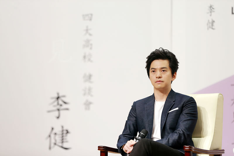 李健伴奏靳东罕见开嗓唱歌 "老干部"高校对谈青春 ...