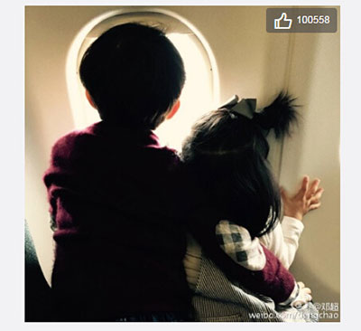 孙俪儿子等等搂着妹妹小花,背影温馨.