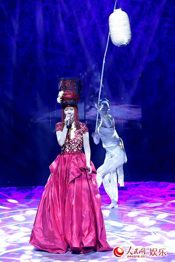 《中国之星》平安玩摇滚 谭维维化身红衣新娘