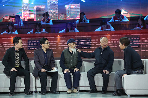 七旬老人心系家国 《集结号》剧情再现《等着我》
