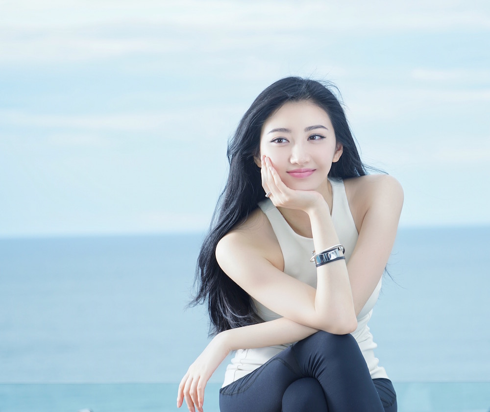 景甜初夏海边写真曝光 青春靓丽展迷人微笑
