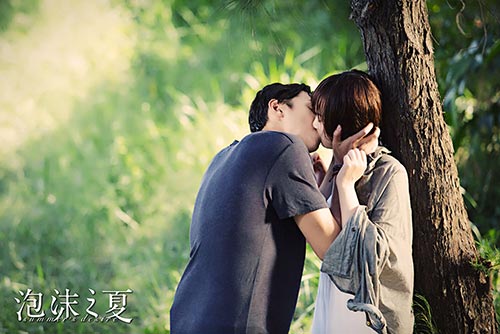 昔日校花黄灿灿首演吻戏超紧张 曝《泡沫之夏》剧照/图