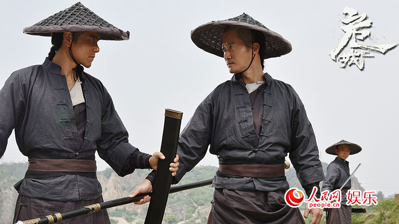 《危城》曝光“酒坛对决”片段 彭于晏吴京“硬碰硬”