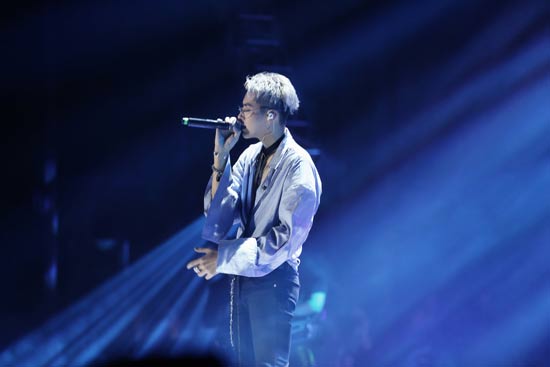 吴亦凡首唱新歌 百变造型闪耀2016生日会--人民网娱乐频道--人民网