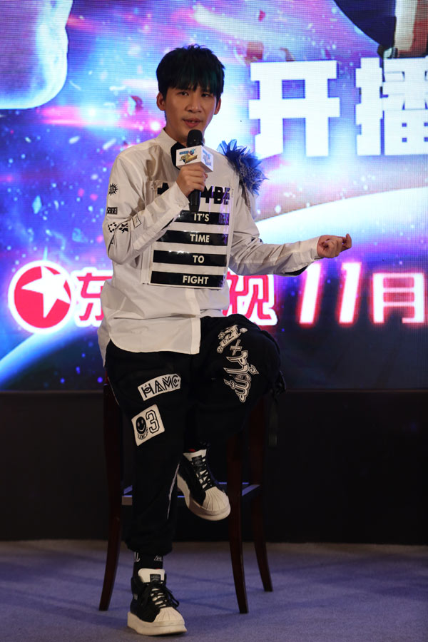 大张伟王自健现场互怼一点就爆 女主持失控：快把我逼疯