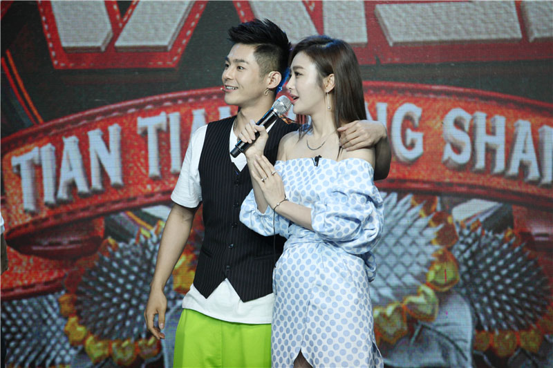 《一年级》直击金鹰节幕后 胡歌赵丽颖传授演绎心得
