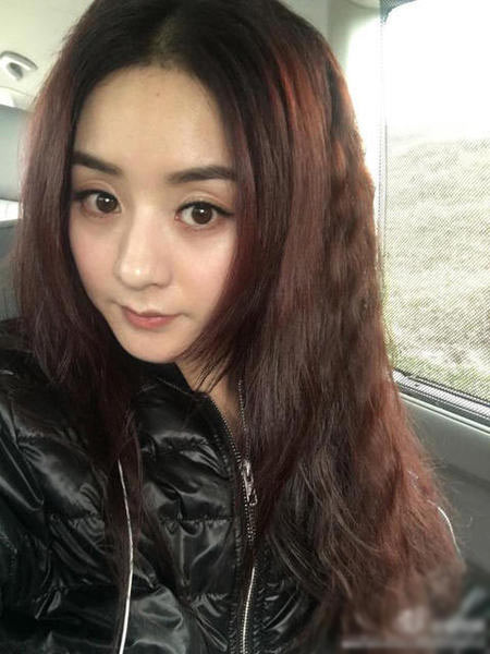 赵丽颖变身耿直girl 晒PS前后自拍照露戏外真容