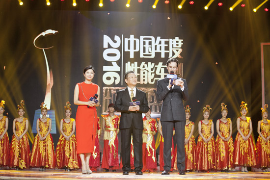 蒋大为鼓励杨洋鹿晗上春晚 众星助阵年度性能车型颁奖盛典