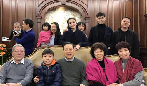 胡歌春节行踪曝光 回乡拜佛探亲打扮低调帅气掩不住