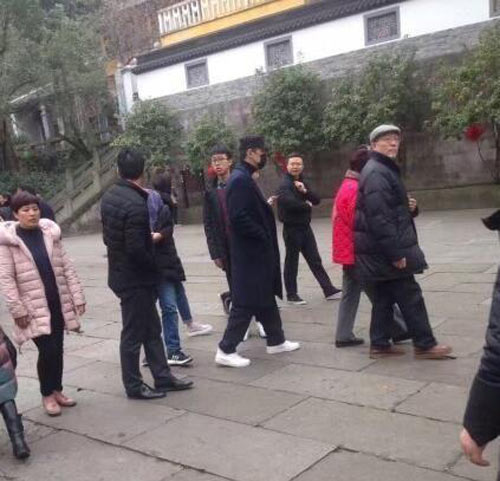 胡歌春节行踪曝光 回乡拜佛探亲打扮低调帅气掩不住