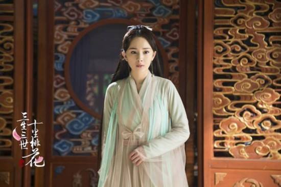 杨幂《三生三世》火爆后现身 机票遮脸躲镜头显低调