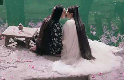 杨幂《三生三世》火爆后现身 机票遮脸躲镜头显低调