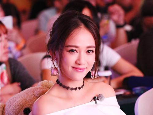 35岁林依晨满脸胶原蛋白似高中生 娱圈她们年过30仍少女