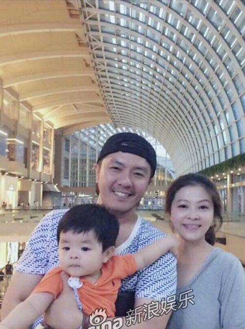 歌手阿杜一家三口生活照曝光 1岁儿子呆萌可爱似翻版