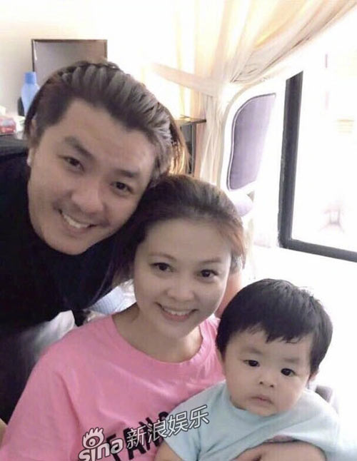 歌手阿杜一家三口生活照曝光 1岁儿子呆萌可爱似翻版