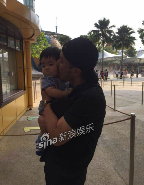歌手阿杜一家三口生活照曝光 1岁儿子呆萌可爱似翻版