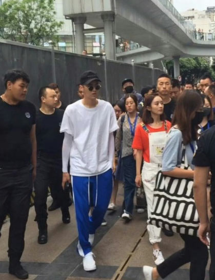 赵丽颖晒丸子头萌照 吴亦凡秒留言两人互怼开玩笑