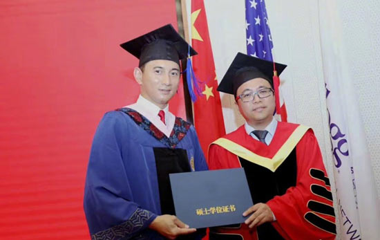 吴奇隆参加北大毕业典礼 穿学士服拍毕业照获硕士学位