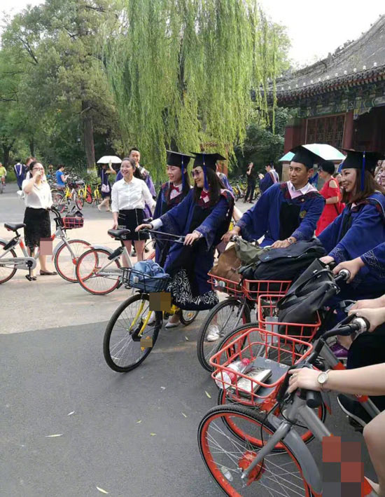 吴奇隆参加北大毕业典礼 穿学士服拍毕业照获硕士学位
